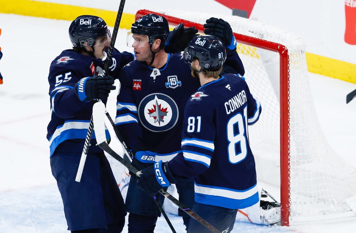 Toews scores in three straight games